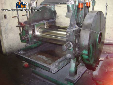 Conjunto de m�quinas para trabalhar com borracha