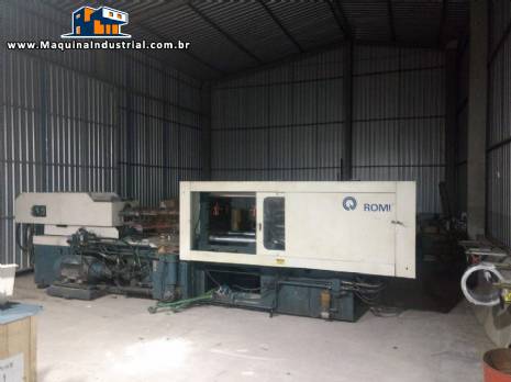 Injetora de pl�stico para 300 toneladas Romi