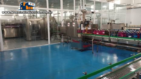 Linha de envase rotativa para gal�o 20 litros com 14 bicos rinser VMC com rotuladora sleeve Narita
